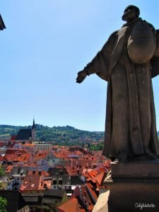 Cesky Krumlov - A Perfectly Preserved Medieval Town | Day Trip from Prague | Cities in Czech Republic to Visit | Best Places to go in Czech Republic | Day Trip from Germany | Medieval Towns in the Czech Republic | Visit Czech Republic | Czech Republic Tourism | Eastern European Cities | Eastern Europe | #VisitCzechRepublic #VisitCzechia #CeskyKrumlov #Europe - California Globetrotter
