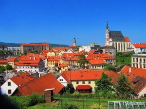 Cesky Krumlov - A Perfectly Preserved Medieval Town | Day Trip from Prague | Cities in Czech Republic to Visit | Best Places to go in Czech Republic | Day Trip from Germany | Medieval Towns in the Czech Republic | Visit Czech Republic | Czech Republic Tourism | Eastern European Cities | Eastern Europe | #VisitCzechRepublic #VisitCzechia #CeskyKrumlov #Europe - California Globetrotter