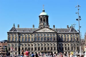 Amsterdam: Strolling the Canals | Canal Cities in Europe | What to do in Amsterdam | 1 day in Amsterdam | Quick Things to do in Amsterdam | Where to Eat in Amsterdam | Sightseeing in Amsterdam | Best Cities to Visit in Europe | Canals of Amsterdam | #Amsterdam #Netherlands #Holland - California Globetrotter