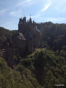 Burg Eltz - California Globetrotter