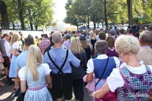An Expat's Beginner's Guide to Oktoberfest, Munich Germany | Oktoberfest Guide | Tips for Visiting Oktoberfest | World's Largest Beer Festival | Things to do at Oktoberfest | Facts about Oktoberfest | Oktoberfest for Beginners | Expats in Germany | Best Beer Festival in the World | Münchener Oktoberfest | Traditional Beer Festival in Germany | #Germany #Munich #Oktoberfest - California Globetrotter