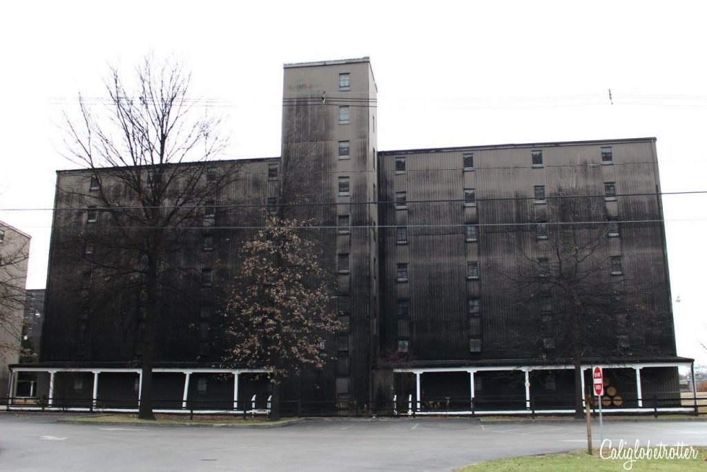 A COMPLETE Guide to the Kentucky Bourbon Trail | KY Bourbon Trail | Top Distilleries to Visit in Kentucky | Distilleries in Kentucky | Distilleries in Louisville | Ultimate Foodie Experience in Kentucky | Kentucky Heritage | Kentucky Bourbons | Bourbon Trail Passport | Kentucky Bourbon Country | Kentucky Road Trip | Distillery tours - California Globetrotter