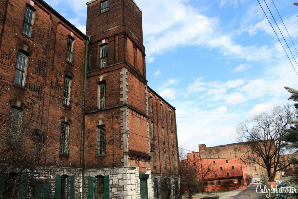 A COMPLETE Guide to the Kentucky Bourbon Trail | KY Bourbon Trail | Top Distilleries to Visit in Kentucky | Distilleries in Kentucky | Distilleries in Louisville | Ultimate Foodie Experience in Kentucky | Kentucky Heritage | Kentucky Bourbons | Bourbon Trail Passport | Kentucky Bourbon Country | Kentucky Road Trip | Distillery tours - California Globetrotter