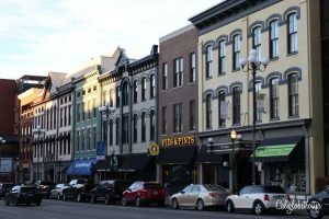 8 Quick Things to do in Lexington, Kentucky | What to see in Lexington, KY | Street Art in Lexington | Wall Murals in Lexington | Thoroughbred Capital of the World | Thoroughbred Retirement Animal Sanctuary #Lexington #Kentucky - California Globetrotter