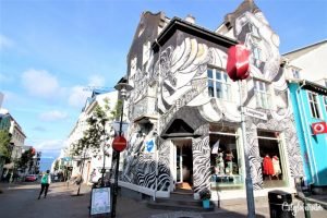 Budget-Friendly Layover in Reykjavik, Iceland | 19 hour lay over in Reykjavik | Reykjavik layover | Wow Airlines Iceland Layover | Free Things to do in Reykjavik | Reykjavik Free Things to Do | Reykjavik Main Sights | Budget Airline Long Haul Flight to US | Budget-friendly Reykjavik | Street Art in Reykjavik | Reykjavik Street Art | #Reykjavik #Iceland - California Globetrotter