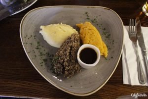 2 Day Jam-Packed Itinerary for Edinburgh, Scotland | Things to do in Edinburgh | Things to do on the Royal Mile | Top Sights to See in Edinburgh | Best View Points of Edinburgh | Whisky Tasting in Edinburgh | Where to Eat in Edinburgh | Where to Stay in Edinburgh | Edinburgh's Main Sights | Quick Things to do in Edinburgh | #Edinburgh #Scotland #UnitedKingdom - California Globetrotter